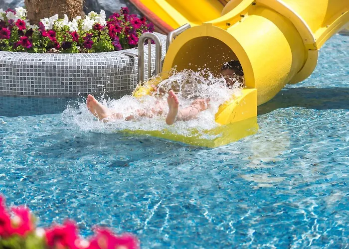 Oasis Park Splash Hotell 4*